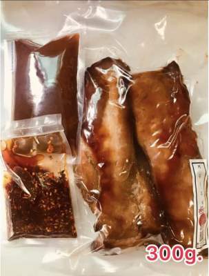 อร่อย หมูแดงฮ่องกง โฮมเมดพรีเมียม 300g. คัดสรรวัตถุดิบอย่างดี เนื้อหมูเกรดคุณภาพ อนามัย ปลอดภัยจากยาปฏิชีวนะ และสารตกค้างต่าง ๆ