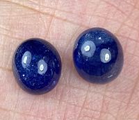 ไพลินสีน้ำเงินธรรมชาติ 5.78cts คู่หลังเบี้ย 8x7mm 5.78cts natural blue sapphire cabochon pair 8x7mm