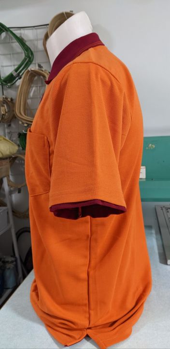 เสื้อคอโปโลสีส้มอิฐ-แต่งด้วยสีเลือดหมู