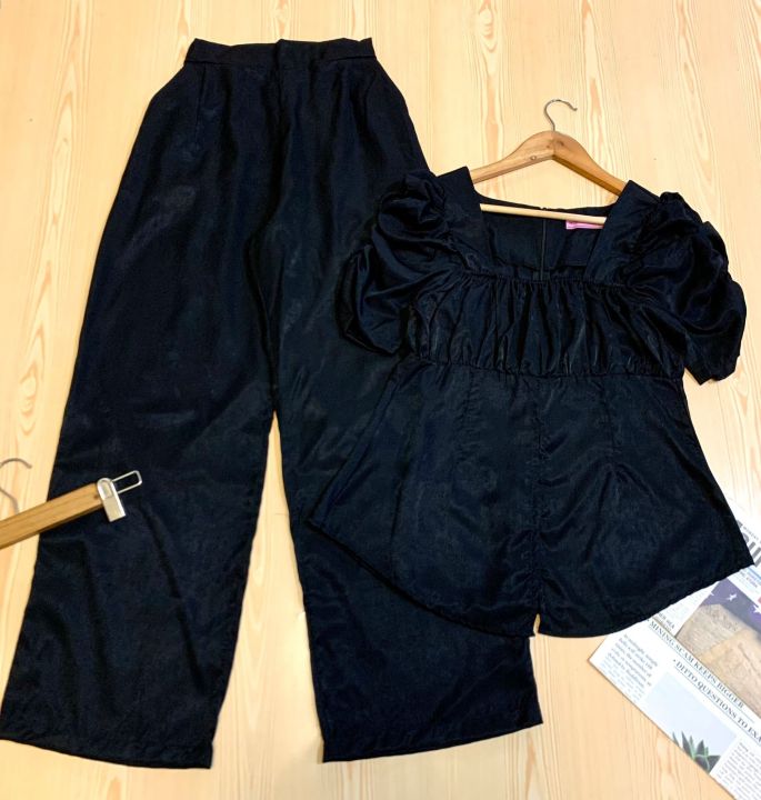 clo-ชุดเซ็ทขายาว-เสื้อคอเหลี่ยมแขนย่นผ่าชาญด้านหน้าใส่คู่กางเกงขายาวเข้าเซ็ตเรียบสวยงานผ้าซาตินทั้งเซท