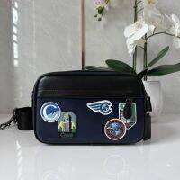 กระเป๋าสะพายโคช GRAHAM CROSSBODY WITH TRAVEL PATCHES (F72945)Outlet✅?%ถ่ายจากสินค้าจริง