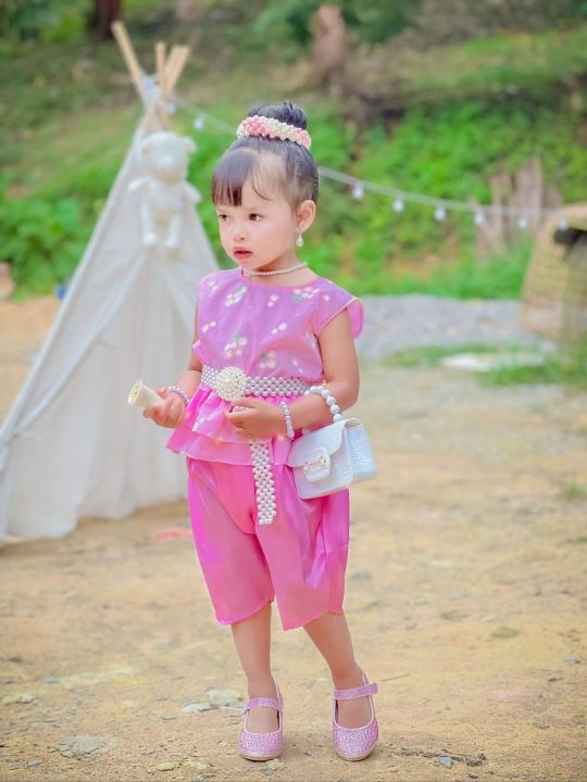 ชุดไทยเด็กเซ็ท-2-ชิ้น-เสื้อทำจากผ้าคอตตอนพิมพ์ลายดอกเดซี่