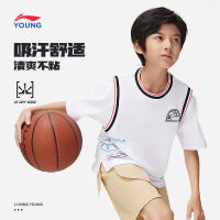 LI-NING เสื้อผ้าเด็กเสื้อทีเชิ้ตแขนสั้นเสื้อผ้ากีฬาฤดูใบไม้ร่วงทรงหลวมใส่สบายเหงื่อซีรีส์บาสเก็ตบอลแบบใหม่2023สำหรับเด็กโตผู้ชาย