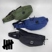 UNDEFEATED WAIST BAG  กระเป๋าคาดอก คาดเอว รุ่นยอดนิยมจาก Undefeated  ไซส์กลางตัวกระเป๋ามีช่อง หลัก 2 ช่อง และช่องเล็ก 1 ช่อง