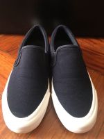 รองเท้าสลิปออน Uniqlo ? cotton canvas slip on   รองเท้าสลิปออนแบบคลาสสิกสำหรับผู้ชายและผู้หญิง?? ด้วยดีไซน์สุดเก๋และฟีเจอร์สุดไฮเทค???? ทรงสลิมสวยสวมใส่สบาย??? รูปทรงเรียว  สี Navy blue   Size 37-38/23.5-24cm.   สวยใหม่มากค่ะ♥️♥️♥️