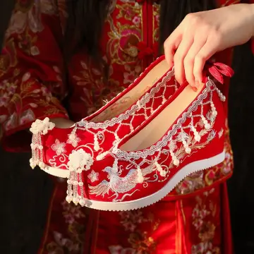 Arts And Crafts of Traditional Chinese Clothing  Traditional chinese  wedding, Chinese wedding, Chinese bride