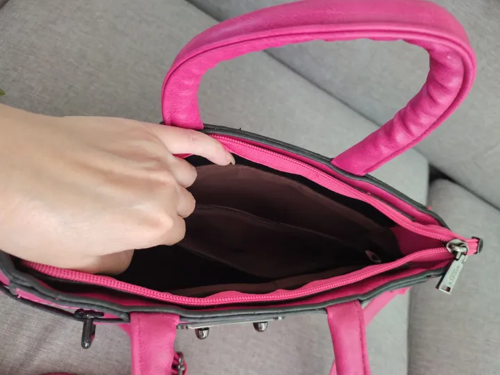กระเป๋าสีสด-น่ารัก-มีซิป-จุของได้เยอะ-กระเป๋าสวย-สี-shocking-pink-เริ่ดมาก-เด่นมากค่ะ