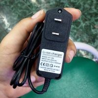 Adapterสำชาร์จแบตเตอรี่11.1Vเต็มแล้วตัด(12.6V1A)