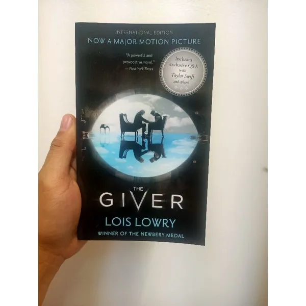 The Giver by Lois Lowry | Lazada PH