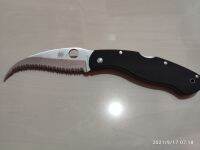 มีด Spyderco  ใบหยักโค้ง ยาวประมาณ 4  นิ้ว ปลายแหลม