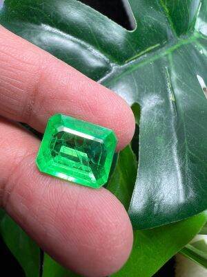 11 carats Lab columbian emerald 11x13mm พลอย columbia โคลัมเบีย Green Emerald มรกต ผลิตจาก สวิส lab CORUNDUM HARDNESS 9 (พลอยสั่งเคราะเนื้อแข็ง)