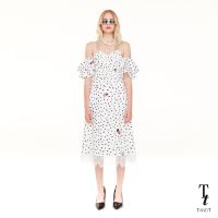 TandT - CANDICE Dress MOUTH-TO-MOUTH PRINTED LACE TRIMMED MIDI DRESS เดรยาวสายเดี่ยวเข้ารูปกระโปรงบาน เปิดหัวไหล่แขนรูดชั้นระบาย ตกแต่งริบบิ้นโบว์ ผ้าพิมพ์ลายจุด