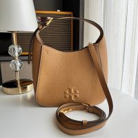 กระเป๋าTory Burch Thea Small Bucket Bag
Style No. 144690
สายยาว ถอดออกได้/ ปรับได้
สายสั้น ปรับได้