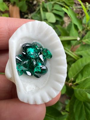 มรกต CZ เพชรรัสเซีย เนื้อแข็ง.พลอย Green Emerald lab made OVAL shape 5x6.50มม mm...1.50 กะรัต carats (1 เม็ด carats ) รูปไข่