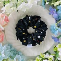 ยางรัดผม scrunchie P018 ลายดอกไม้ สีดำ