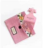 [?พร้อมส่ง] เซ็ทหวีผม แบรนด์ กุชชี่ Gucci ของแท้ 100% แถมฟรีกระเป๋าผ้าซาตินเนื้อดี สีชมพู เข้าเซทหวีปักผม จาก Gucci limited Edition ขนาดหวี 14 x 7.6 cm.