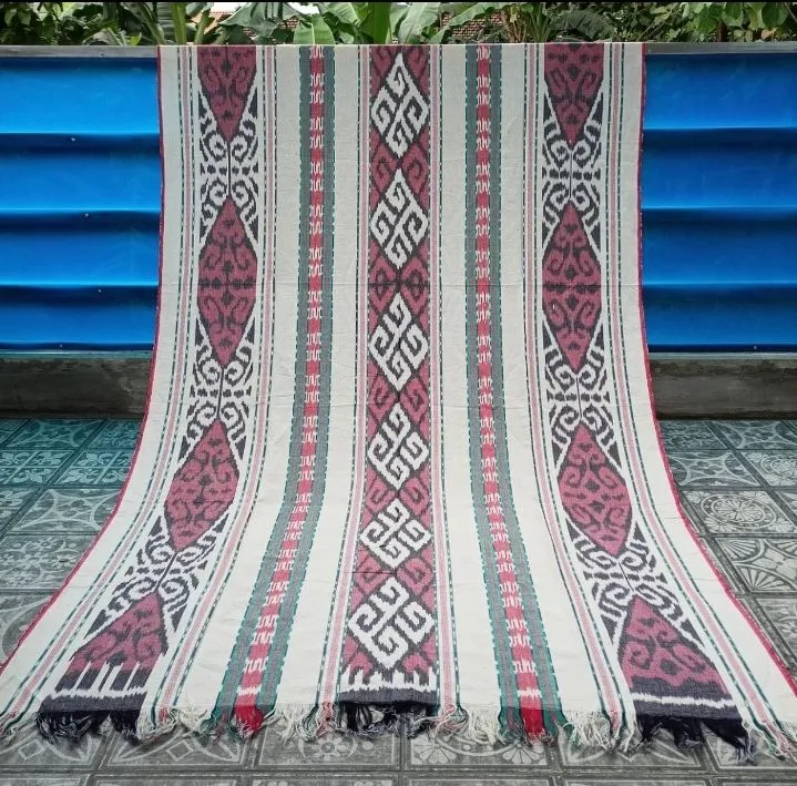 Kain tenun dayak memiliki motif