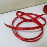 ริบบิ้น ผ้า สีแดง ขอบทอง (แบ่งขาย)
กว้าง 7มิล ยาว 1 เมตร แบ่งขายเป็นเมตร ตัดความยาวต่อเนื่องตามที่ลูกค้ากดสั่ง