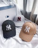 หมวก  แก็ป MONOGRAM รุ่นใหม่ หมวกแก็ปจาก NY คอลใหม่ล่าสุด เป็นลายโมโนแกรม NY ทั้งใบ สายปั้ ดีเทลดีมากๆ ค่ะรุ่นนี้ ✔ มี 3 สี ดำ ขาว น้ำตาล สวยทุกสี ✔ ขนาดรอบหมวก (สายปรับระดับได้) Size 51-65