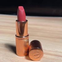 ลิปสติก Charlotte Tilbury Matte Revolution Lipstick Mini 1.1g. สี Walk of No Shame