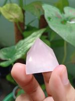 #KD04 โรสควอตซ์ | Rose Quartz ทรงพีระมิด pyramid 
สีชมพู เนื้อใส สูง 2.5 cm