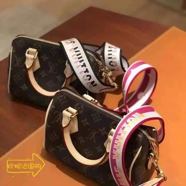 NEW ORIGINAL HANDBAG V,L TOP GRADE HIGH QUALITY MATERIAL WITH STRAP AND