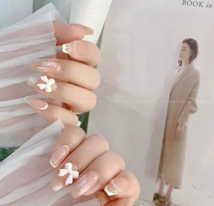 Nail đính nơ trắng: Nail đính nơ trắng vẫn là một món đồ trang sức móng tay được yêu thích bởi sự tinh tế và sang trọng của nó. Năm 2024, chúng tôi tự tin mong muốn đem đến cho bạn một số mẫu nail đính nơ trắng đẹp nhất, tạo nên sự thích thú và ấn tượng tuyệt vời cho mọi người.