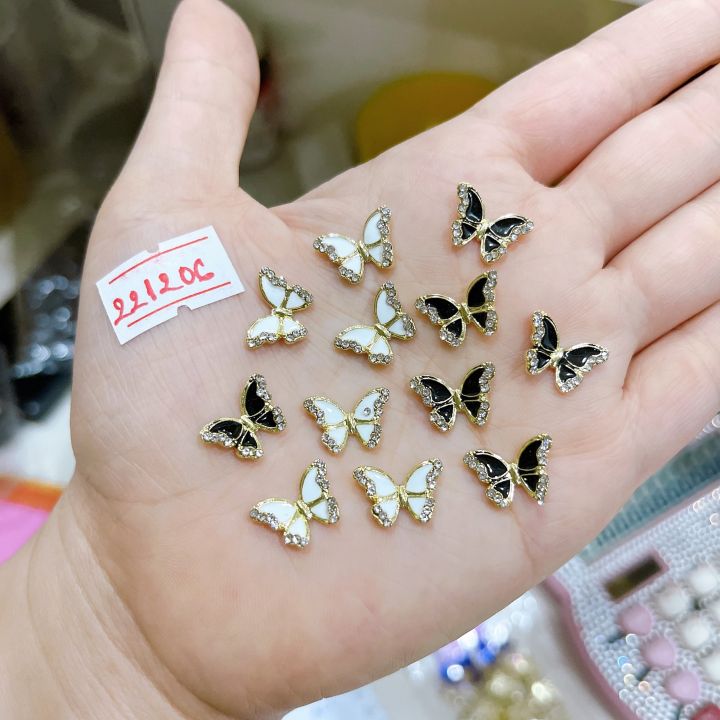 Charm bướm đính trên móng tay tôn lên vẻ quyến rũ và nữ tính của bạn. Hãy đến với chúng tôi để sở hữu ngay những charm bướm đính tinh xảo, chất lượng cho đôi tay thêm xinh đẹp và quyến rũ.