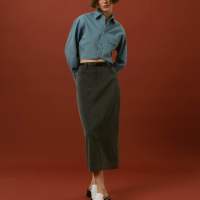 STUDIO UNKNOWN - Hens Maxi Skirt (ขาว/เทา) กระโปรงยาวผ่าหลัง ปักโลโก้