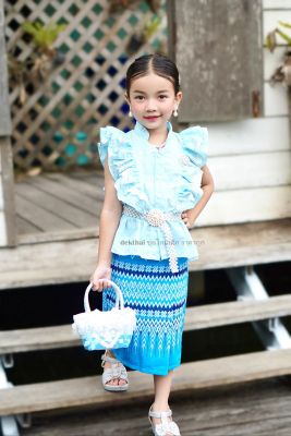 DE ชุดไทยเด็กหญิง ปีกหงส์ เสื้อลูกไม้ฉลุ กระโปรงผ้าไทย