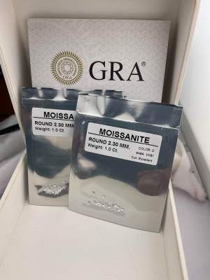 GRA MOISSANITE โมอีส เพชร (1น้ำหนัก 4 ตังค์ ) (1  เม็ด น้ำหนัก 0.045 กะรัต )เพชร โมซาไนท์ เพชร รูปร่างกลม (D Color- VVS1)( ขนาด 2.30 มิล mm)1 กะรัต 21 เม็ด