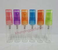 ขวดน้ำหอม ขวดสเปรย์แก้วใส ฝาพลาสติก คละสี 4 ซีซี (ml.) ราคา 1 โหล (12 ขวด)