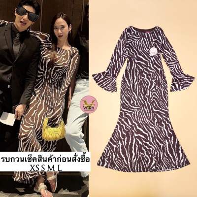 Dress ตัวยาว แขนยาวปลายแขนบาน เอวเข้ารูป ชายกระโปรงทรงหางปลา พิมพ์ลวดลายคมชัด เนื้อผ้าดีใส่สบายมีน้ำหนักทิ้งตัวสวย มีซับ