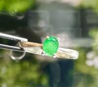 แหวนนิ้วมรกตเงิน 925 ขนาด 51 หรือ 11 ประดับพลอยธรรมชาติ Emerald 925 silver ring finger size 51 or 11 with natural gemstone