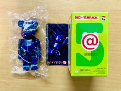 ฟิกเกอร์ bearbrick 100% Series 5 : Blue Denim (Pattern) (มีการ์ด+กล่องครบ) ของญี่ปุ่นแท้💯(งาน Medicom toy)
