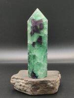 ? ฟลูออไรด์ ทาวเวอร์ เเท่งหกเหลี่ยม / 212 กรัม ❤️ โทนสีเขียว
( Fluorite Tower ) 

?️ มี VDO ให้ชมครับ

?~~~~~~~~~?~~~~~~~~?

? ขนาด 11.2×3.2×2.7 mm.
? น้ำหนัก 212 กรัม