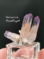 ? ผลึกอเมทิส เวราครูซ จากเม็กซิโก พร้อมฐานเเก้ว
( Veracruz Amethyst )
? ผลึกทรงสวย สีม่วงไล่โทนเข้มไปอ่อน รูปร่างเเบบเฉพาะ มาบนฐานเเห่ง ตั้งวางประดับ ชิ้นนี้จิ๋วเเต่เเจ๋ว