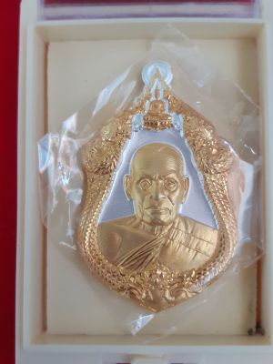 ถูกที่สุด เหรียญเจ้าสัว หลวงพ่อพัฒน์ รายการที่ 14 เนื้อ 2K พื้นเงินขอบทอง จัดสร้างโดย คุณบอย ท่าพระจันทร์ งานรัดตัว สวยคมชัด มาพร้อมผนึกซองพลาสติกและกล่องเดิม รับประกัน หากไม่แท้ยินดีคืนเงิน