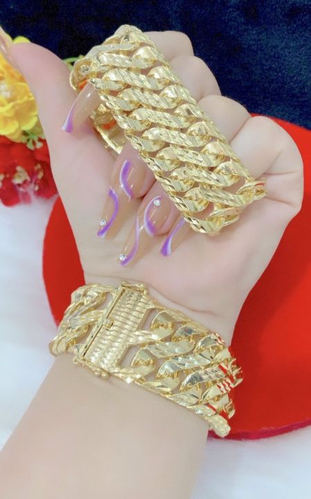 Lắc tay xích nam nữ mạ vàng 18k là sản phẩm mới nhất của chúng tôi. Với bản lớn và chất liệu mạ vàng 18k cao cấp, sản phẩm đem lại cảm giác sang trọng và đẳng cấp cho người đeo. Đặt hàng ngay để sở hữu món quà đặc biệt này.
