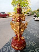 พระเครื่องยอดนิยม รุ่น ราชาท้าวเวสสุวรรณ เนื้อแร่เหล็กน้ำพี้ สีเเดง ทรงเครื่องทอง  ขนาด 12นิ้ว (รวมฐาน) เลขโค้ด 770 หลวงพ่อพัฒน์ ปุญญกาโม วัดห้วยด้วน