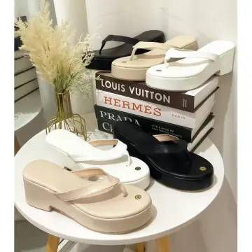 Louis Vuitton Slides White, Women's Fashion, Footwear, Flats & Sandals on  Carousell