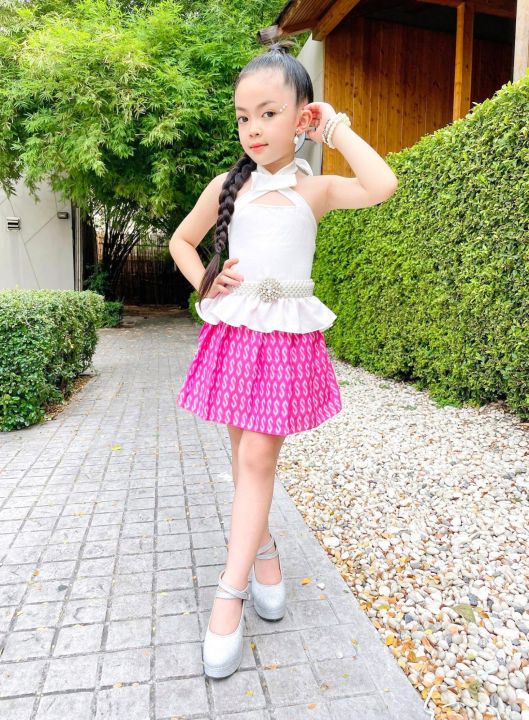 ชุดไทยประยุกต์เด็กสีชมพู-ชุดไทยเด็ก-เสื้อผูกคอ-กระโปรงจีบหน้าเล่นลายผ้าไทยพิมพ์ss-ชุดไทยเด็กสีชมพู-ชุดไทยเด็กผู้หญิง