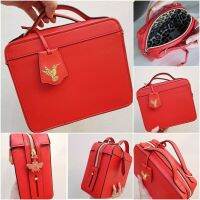 Estee Lauder กระเป๋าเอนกประสงค์ สีแดง สายสะพายข้าง (ทรงสี่เหลี่ยม )  ไซส์ 22x18x9 cm. (โดยประมาณ)  จุของได้เยอะ สาวๆ สายหอบ สายยัด และ สายแฟ  ถูกใจสิ่งนี้ค่ะ  ??