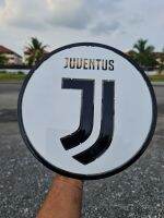 โลโก้ Juventus ยูเวนตุส ขนาดสเกล 30 * 30 เซนติเมตรเหล็กหนา 2 มมน้ำหนัก 1.2 กิโลกรัม พ่นสี 2K สีพ่นรถยนต์ภายนอกสวยเงาคงทนให้ลอกไม่ร่อนไม่เป็นสนิมแบบแขวนติดผนัง วัสดุทำจากเหล็กตัดเลเซอร์