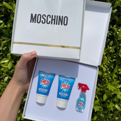 MOSCHINO Set น้ำหอม Fresh Couture Eau de Toilette&nbsp;จากแบรนด์ MOSCHINO&nbsp;ดีไซน์ขวดน้ำยาเช็ดกระจก&nbsp;ให้กลิ่นหอมสดชื่น อย่างซับซ้อนและมีเสน่ห์ บ่งบอกถึงความเป็นผู้หญิงได้อย่างดี กลิ่นหอมติดทนนานตลอดวัน&nbsp;