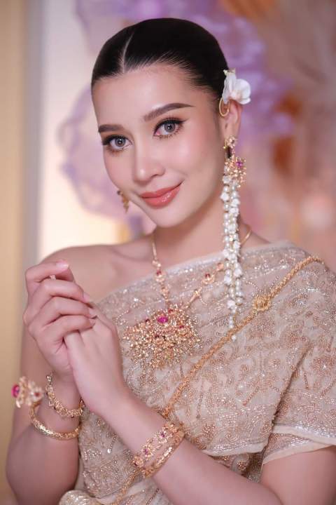 ดอกกล้วยไม้ประดับผมสวยหวาน