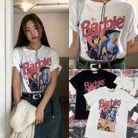 Barbie T-Shirt???(330฿ฟรีส่ง) เสื้อยืดดีเทลสกรีนลายบาร์บี้ ตัวนี้ฮิตสุดๆค้าา กระแสมาแรงไม่มีตก!! น่ารักมากกกๆค่าา งานชนช็อปเลยค่ะ ทรงสวย ผ้าดี ใส่ยังไงก็คิ้วท์  แมทช์ง่าย ได้ทุกลุค ใส่ออกมาแล้วปังสุด ต้องมีนะคะ