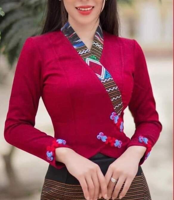 ชุดเซ็ทสาวไทยใหญ่เสื้อแขนยาวเป็นงานซิปหลังใส่คู่กับผ้าถุงงานทอตัดเย็บ