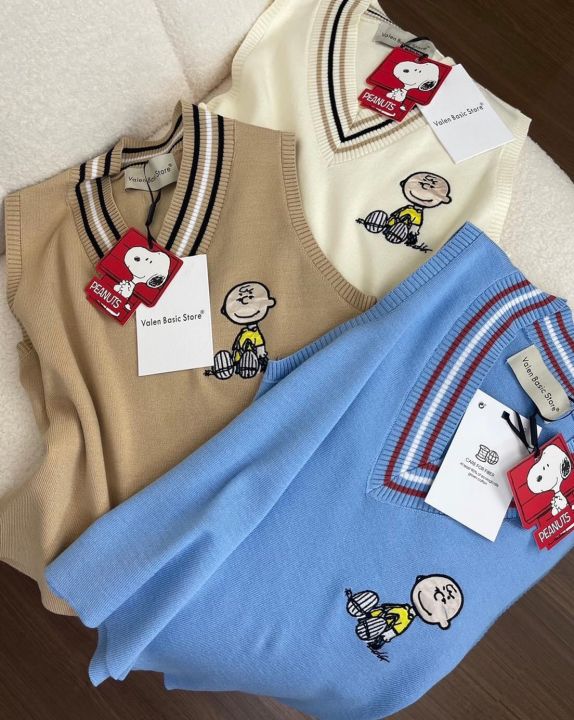 valen-snoopy-knit-top-เสื้อ-กล้าม-เนื้อผ้า-knit-ทรงสวย-เนื้อผ้าดี-ดีเทลคอ-ถูกแต่ง-สีตัดให้เข้ากับสีของเสื้อ-ตัว-snoopy-ปัก-ตัวนี้แมทข์กับอะไรก็น่ารัก