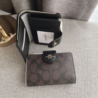 ️กระเป๋าใบสั้นMedium Corner Zip Wallet Coach